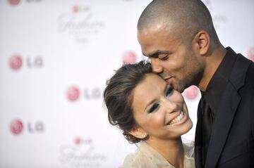 Tony Parker y Eva Longoria eran una de las parejas más famosas del mundo. Él, estrella en la NBA, y ella, actriz de la exitosa serie "Mujeres desesperadas". Se casaron en el año 2007, y en 2011 Longoria descubrió que su marido llevaba meses flirteando con Erin Barry, mujer de su compañero de equipo Brent Barry. Aunque quedó claro que no llegaron a más que esos mensajes, se divorciaron y Parker pasa una pensión mensual a su exmujer.
