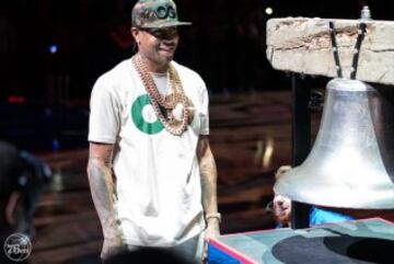Los Sixers rindieron homenaje a Allen Iverson haci¨¦ndole entrega de la chaqueta especial que le reconoce como miembro del Sal¨®n de la Fama.