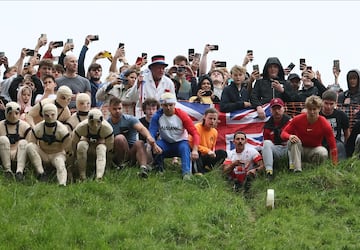La carrera consiste en atrapar un queso de Gloucester arrojado desde la colina de Cooper, con una cada de 182 metros en la localidad de Brockworth. Los competidores deben bajar por la ladera del cerro para atraparlo y el primero en conseguirlo se proclama vencedor.