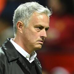 Empiezan a cuestionar a Mou y Neville sale en su defensa