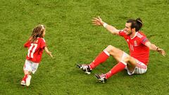 Gareth Bale celebrates his team&#039;s win with his daughter Alba Violet after the UEFA EURO 2016 round of 16 match between Wales and Northern Ireland at Parc des Princes on June 25, 2016 in Paris, France.