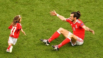 Gareth Bale celebrates his team&#039;s win with his daughter Alba Violet after the UEFA EURO 2016 round of 16 match between Wales and Northern Ireland at Parc des Princes on June 25, 2016 in Paris, France.