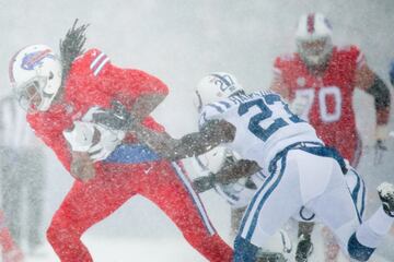 El New Era Field de Buffalo se pintó de blanco con la espectacular nevada que cayó en el juego entre los Indianapolis Colts y los Buffalo Bills. El juego terminó 13-7 en favor de los Bills. La temperatura estaba en -2 grados centígrados con vientos de 29 kilómetros por hora.