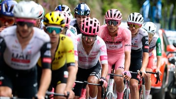 del UAE Team Emirates XRG's Mexican rider Isaac Del Toro (3rd R) rides in the pack during the 17th stage of the 108th Giro d'Italia cycling race, 155kms from San Michele all'Adige to Bormio, on May 28, 2025. (Photo by Luca Bettini / AFP)