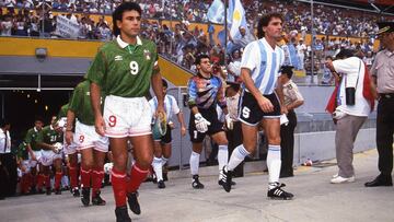 Hugo Sánchez, junto a Óscar Ruggeri, en la Final de la Copa América de ecuador 1993.