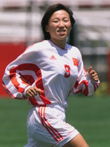 Sun Wen, la mejor futbolista china de la historia, comenzó a jugar a los ocho años en una escuela deportiva de su ciudad. En el año 2000, ganó el premio a la Mejor Jugadora del Siglo XX y además ganó el Balón de Oro y la Bota de Oro por su actuación en el Mundial Femenino de 1999. Actualmente se encuentra retirada.