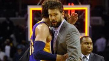 Pau saluda a su hermano Marc, que está de baja y no pudo jugar con los Grizzlies.