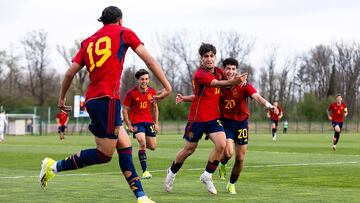 Los jugadores de la Sub-19 celebran un gol.