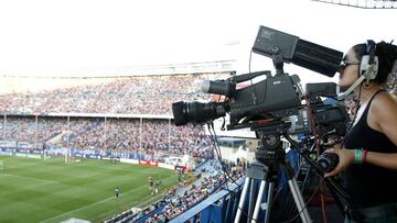 Cámara de Televisión durante un partido del Atlético de Madrid.