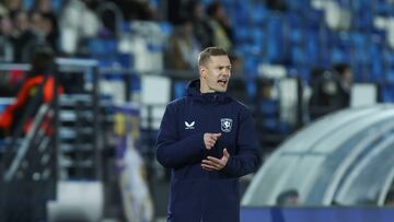 MADRID, 13/11/2024.- El entrenador del Twente, Joran Pot, este miércoles, en el partido de la Liga de Campeones UEFA, entre el Real Madrid y el CF Twente, en el estadio Alfredo Di Stéfano de Madrid. EFE/ Kiko Huesca