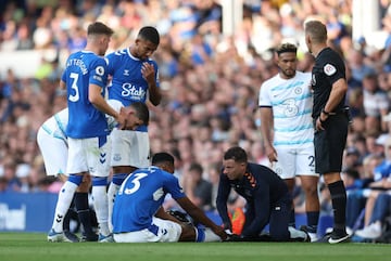 Yerry Mina en el momento de su lesión ante Chelsea.