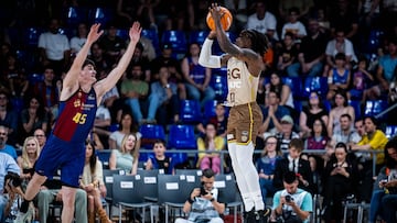 BARCELONA, 25/05/2025.- El base nigeriano del Girona Ike Iroegbu (d) lanza a canasta este domingo durante un partido de la Liga Endesa de baloncesto, en el Palau Blaugrana de Barcelona. EFE/ Acb Photo / Víctor Salgado SOLO USO EDITORIAL SOLO DISPONIBLE PARA ILUSTRAR LA NOTICIA QUE ACOMPAÑA (CRÉDITO OBLIGATORIO)