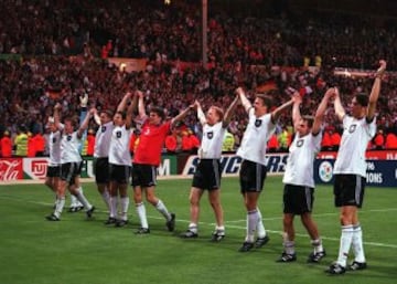 Volvió el rey de Europa. Alemania jugó ante la República Checa su quinta final de la Eurocopa en ocho participaciones y no dejó pasar el tren. Logró en Wembley su tercer título aumentando así su leyenda y lo hizo derrotando a la República Checa con un 'gol de oro'. Un suplente, Oliver Bierhoff, cumplió su papel de revulsivo y logró empatar un partido que se le había puesto a Alemania muy cuesta arriba. En la prórroga, el delantero volvió a marcar y ahí se acabó todo. Los alemanes, campeones.