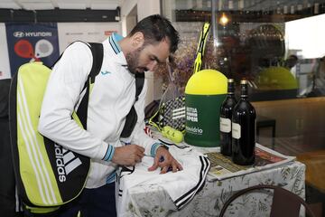 Jordi Codina firmando una camiseta.