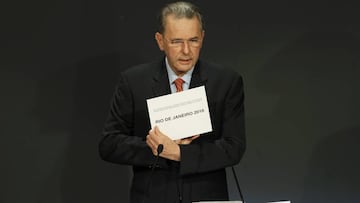 El entonces presidente del COI, Jacques Rogge, anuncia a Río de Janiero como la ciudad ganadora para albergar los Juegos Olímpicos de 2016.
