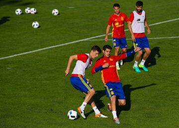 Diego Llorente (L) and Alvaro Morata of Spain compete for the ball during training session on May 28, 2016 in Schruns, Austria. (Photo by David Ramos/Getty Images)