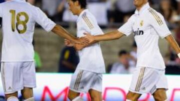 <b>CRISTIANO SUMA Y SIGUE. </b>Cristiano recibe la felicitación de Albiol después de marcar el tercer gol madridista ante el Chivas. Ya suma cuatro en esta pretemporada.