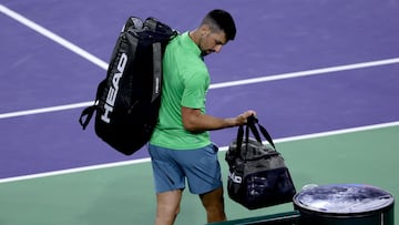 Novak Djokovic se marcha del Stadium 1 en Indian Wells.