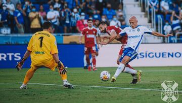 Momento del partido entre el CD Tenerife y el Burgos en LaLiga SmartBank.