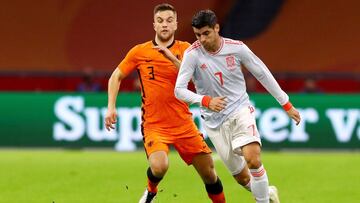 Morata se va de Veltman en el amistoso ante Países Bajos.