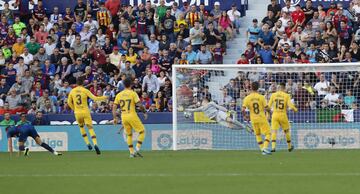 Levante 2-1 Barcelona | Recibió Mayoral en la frontal del área, a unos 25 metros de la portería, se la colocó a su pierna buena y sacó un chut potentísimo a la derecha de Ter Stegen, que voló, la tocó, pero no la sacó.