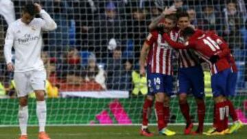 Cristiano se lamenta mientras el Atlético celebra.