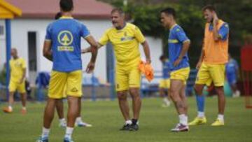 Paco Herrera, en un entrenamiento de Las Palmas.