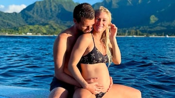 Jesse Mendes y Tatiana Weston Webb, embarazados sobre una tabla de surf