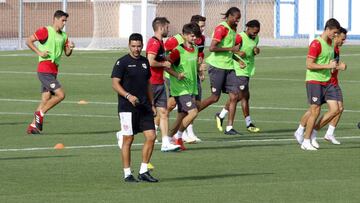 Míchel dirige un entrenamiento del Rayo.