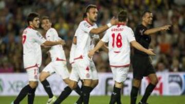 Los jugadores del Sevilla protestan la anulaci&oacute;n del gol de Cala.