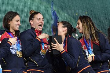 El equipo español celebra la medalla de oro. 