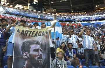 Aficionados argentinos con una pancarta de Messi.