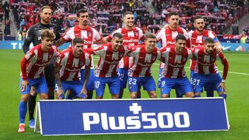 Los jugadores del Atlético antes del inicio del partido contra el Betis.