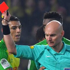 Tony Chapron, suspendido, pide perdón al futbolista que agredió