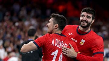 Villeneuve-d'ascq (France), 07/08/2024.- Spanish Alex Dujshebaev (L) and Imanol Garciandia (R) celebrate after winning the quarter - final game between Spain and Egypt of the Handball competitions in the Paris 2024 Olympic Games, at the Pierre Mauroy Stadium in Villeneuve-d'Ascq, France, 07 August, 2024. (Balonmano, Egipto, Francia, España) EFE/EPA/ALEX PLAVEVSKI