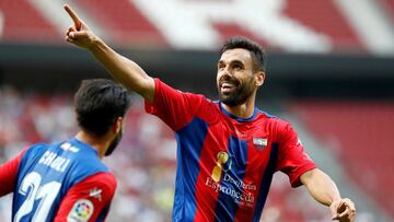 Enric Gallego celebra un gol como jugador del Extremadura UD.