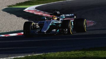 Lewis Hamilton con el Mercedes en Montmeló.