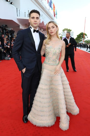 Julio Peña Fernández y Clara Galle asisten a la alfombra roja de "Frankenstein" durante el 82.º Festival Internacional de Cine de Venecia.