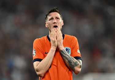 Tristeza de Wout Weghorst, jugador de la selección de Países Bajos, tras la eliminación de su selección.