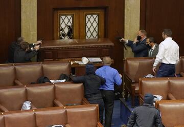 Los manifestantes pro-Trump irrumpieron en el Capitolio tras derribar 4 capas de vallas de seguridad, mostrando su inconformidad con los resultados de las elecciones presidenciales del 2020, mismas en las que el dem¨®crata, Joe Biden, le quit¨® la reelecci¨®n a Donald Trump, resultando el 46? Presidente electo de los Estados Unidos.