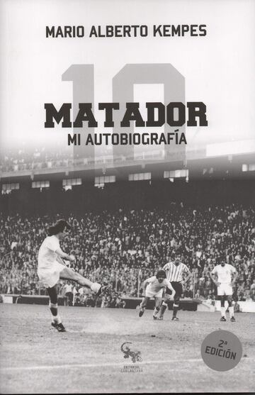 Mario Alberto Kempes, Matador, fue la m¨¢xima estrella y goleador de la selecci¨®n albiceleste que gan¨® el Mundial de F¨²tbol 1978 y del Valencia CF campe¨®n de la Copa del Rey del 79, Recopa y Supercopa de Europa. En este libro cuenta su versi¨®n de una historia que se jug¨® dentro y fuera del campo y que, despu¨¦s de cuarenta a?os, todav¨ªa genera pol¨¦micas. En el libro pueden encontrarse las respuestas a preguntas como: ?Fue Argentina un justo campe¨®n del mundial del 78? ?C¨®mo fueron sus despedidas del Valencia CF? ?C¨®mo fich¨® por el H¨¦rcules CF? (Fnac)