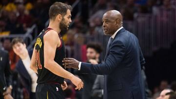 Jos&eacute; Manuel Calderon habla con Larry Drew, entrenador interino de los Cleveland Cavaliers.