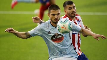 Soccer Football - La Liga Santander - Celta Vigo v Atletico Madrid - Balaidos, Vigo, Spain - July 7, 2020   Celta Vigo&#039;s Okay Yokuslu in action with Atletico Madrid&#039;s Angel Correa, as play resumes behind closed doors following the outbreak of th