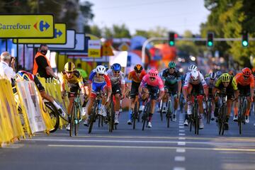 Grave caída del neerlandés Fabio Jakobsen (Deceuninck) al ser cerrado por su compatriota Groenewegen (Jumbo) que provocó una montonera en la línea de meta.