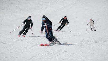 Esquiadores esquiando con el servicio Top Class Grandvalira