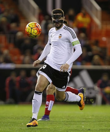 El jugador del Valencia Barragán con máscara en 2016.
