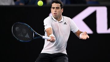 El tenista español Jaume Munar devuelve una bola durante su partido ante Aslan Karatsev en el Open de Australia 2022.