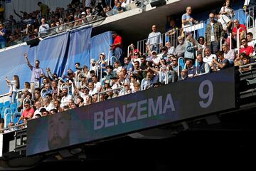 Los aficionados del Real Madrid ovacionan a Benzema en el momento de anunciarlo en el once titular antes del partido.