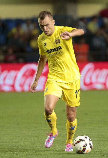 Jug¨® en dos etapas diferentes con el Villarreal: desde 2014 hasta 2017 y la temporada 2017-18.