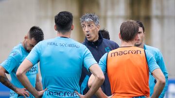 GRAFCAV876. SAN SEBASTIÁN, 27/09/2022.- El entrenador de la Real Sociedad, Imanol ALguacil (c), este martes durante un entrenamiento a puerta abierta en las instalaciones de Zubieta. EFE/ Javier Etxezarreta
